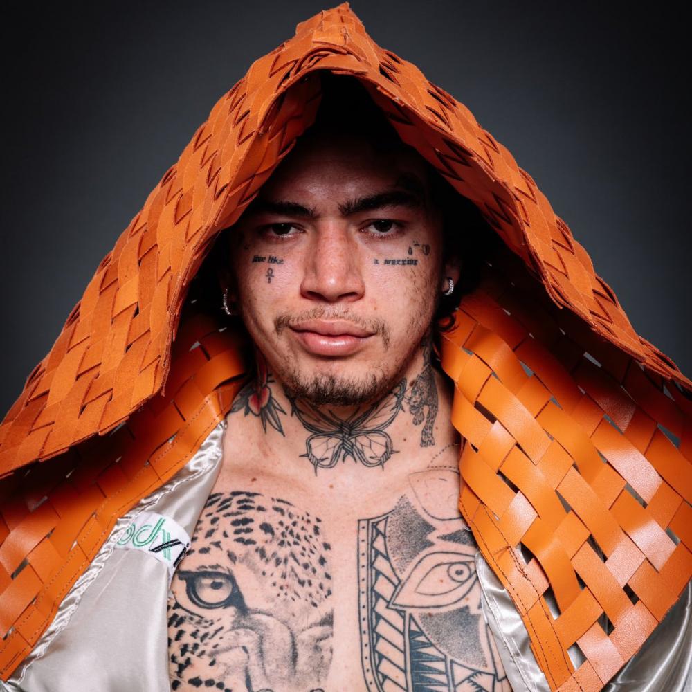 Whindersson Nunes comemora vitória contra polonês comendo hambúrger