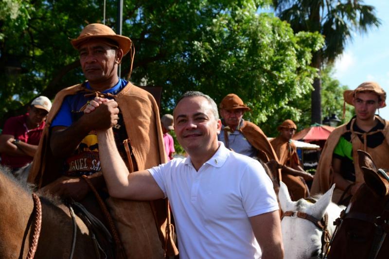 Valter Alencar prestigia Festa do Vaqueiro em José de Freitas