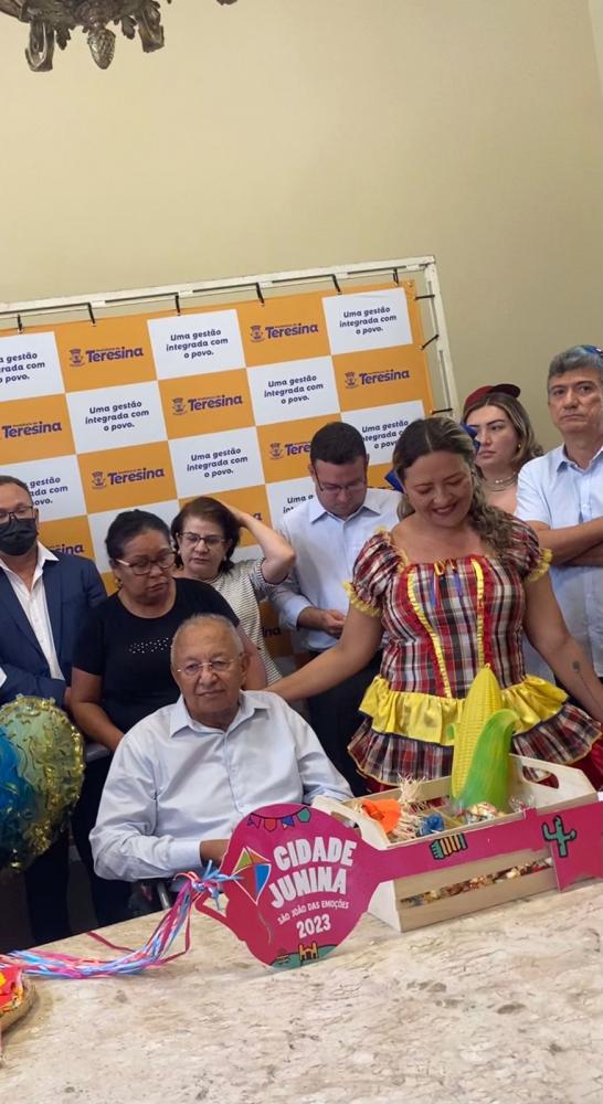 Prefeitura de Teresina recebe chave simbólica da Cidade Junina e abre período de festividades