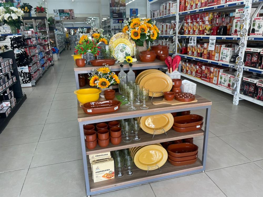 Loja de departamento possui produtos para quem deseja fazer festa junina em casa
