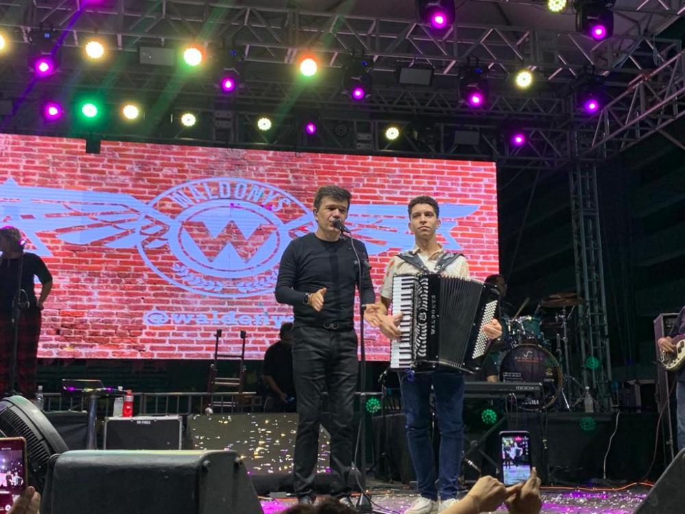 Sanfoneiro de 15 anos tocou ao lado de Waldonys na abertura do Cidade Junina, em Teresina