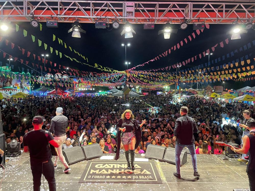 Brisa Star, Gatinha Manhosa, Lilly Araújo e Top Gun animam o público da Cidade Junina