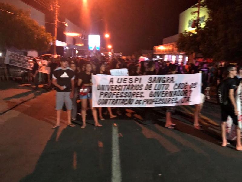 Wellington Dias é recebido com protestos de estudantes em Floriano