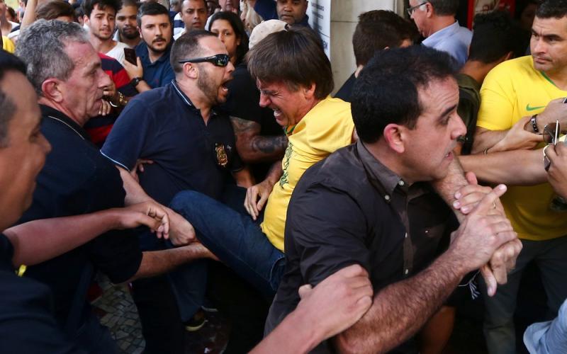 Jair Bolsonaro é esfaqueado durante campanha na rua em MG; vídeo mostra agressão