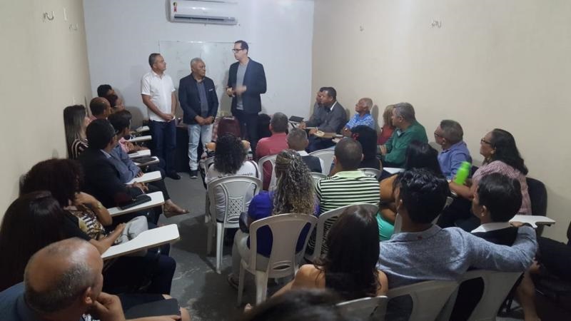Valter Alencar se reúne com líderes religiosos em igreja no bairro Dirceu