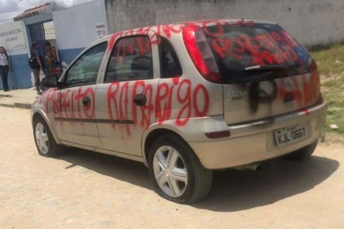 Primeira-dama de cidade no PE picha carro de suposta amante do marido