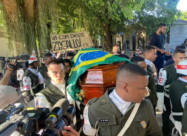 Sob aplausos, corpo de Zagallo é sepultado no Rio em cerimônia para familiares e amigos