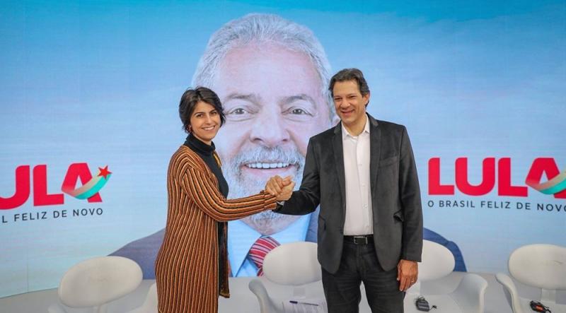 Haddad tira Lula e reduz cor vermelha de material de campanha