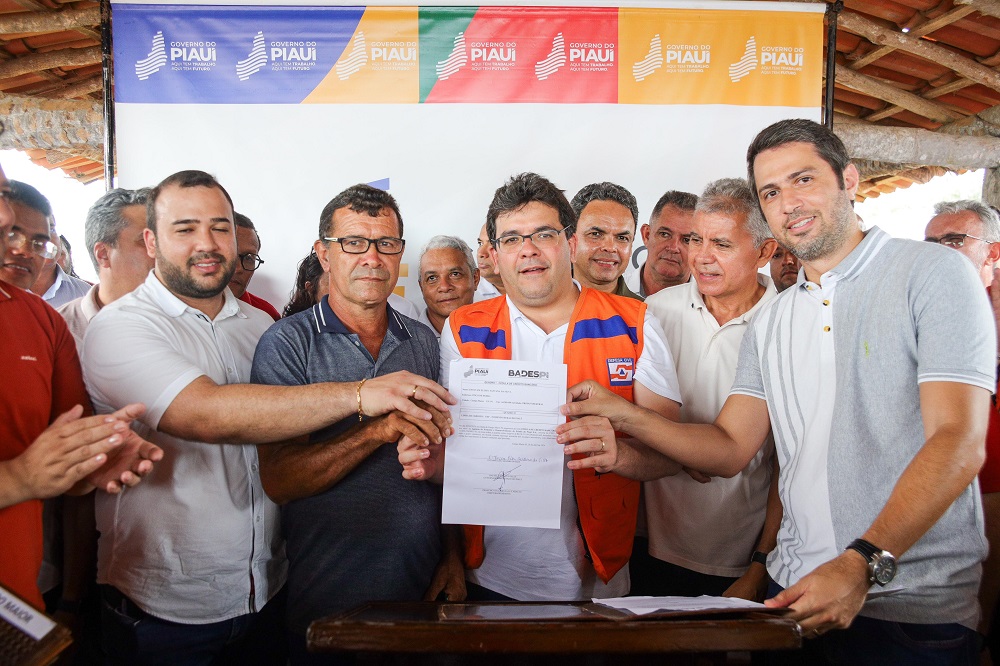 Em Campo Maior, governador inaugura trecho da PI-115 , calçamento e recuperação de barragem