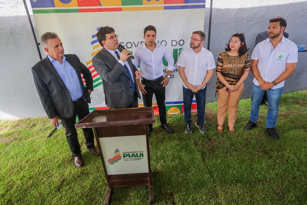 Governador inaugura galeria que garante drenagem na margem da BR-343 em Teresina