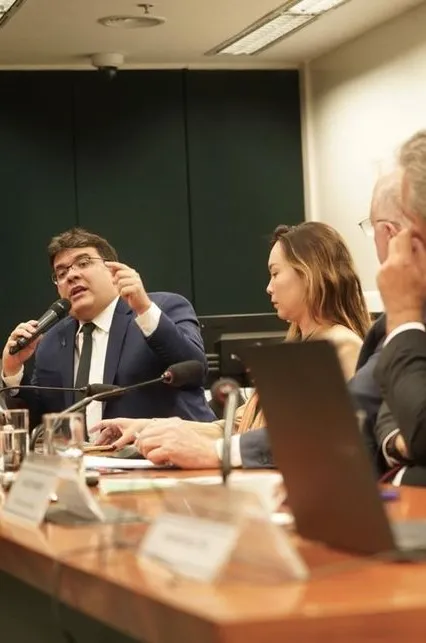 Rafael Fonteles participa de seminário sobre hidrogênio verde na Câmara de Deputados em Brasília