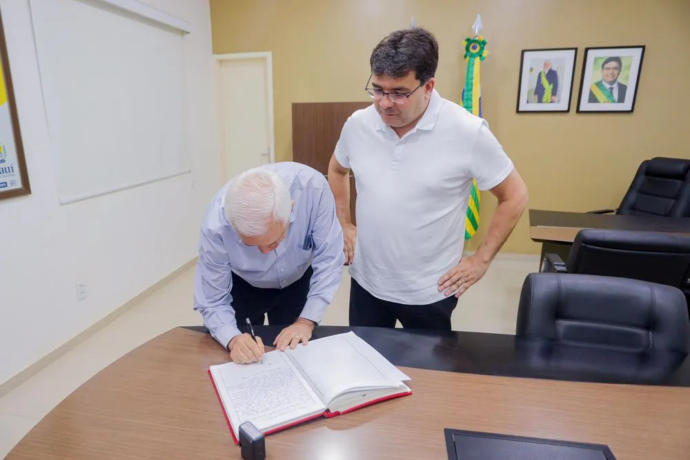 Governador viaja para Ásia e transmite o cargo para o Vice Themístocles Filho