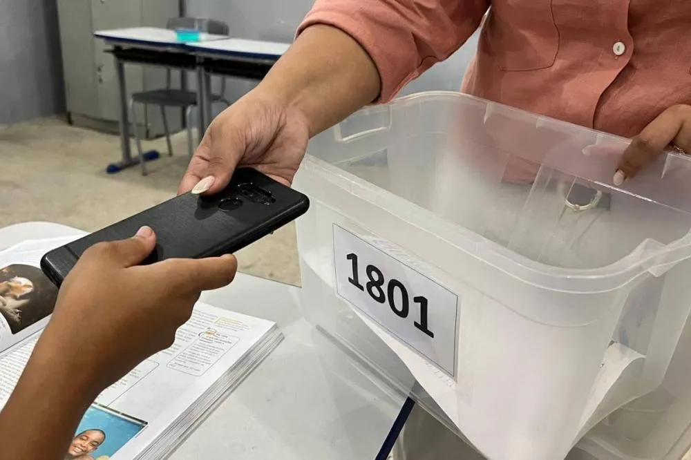 Proposta que proíbe uso de celulares em escolas começa a tramitar na Alepi