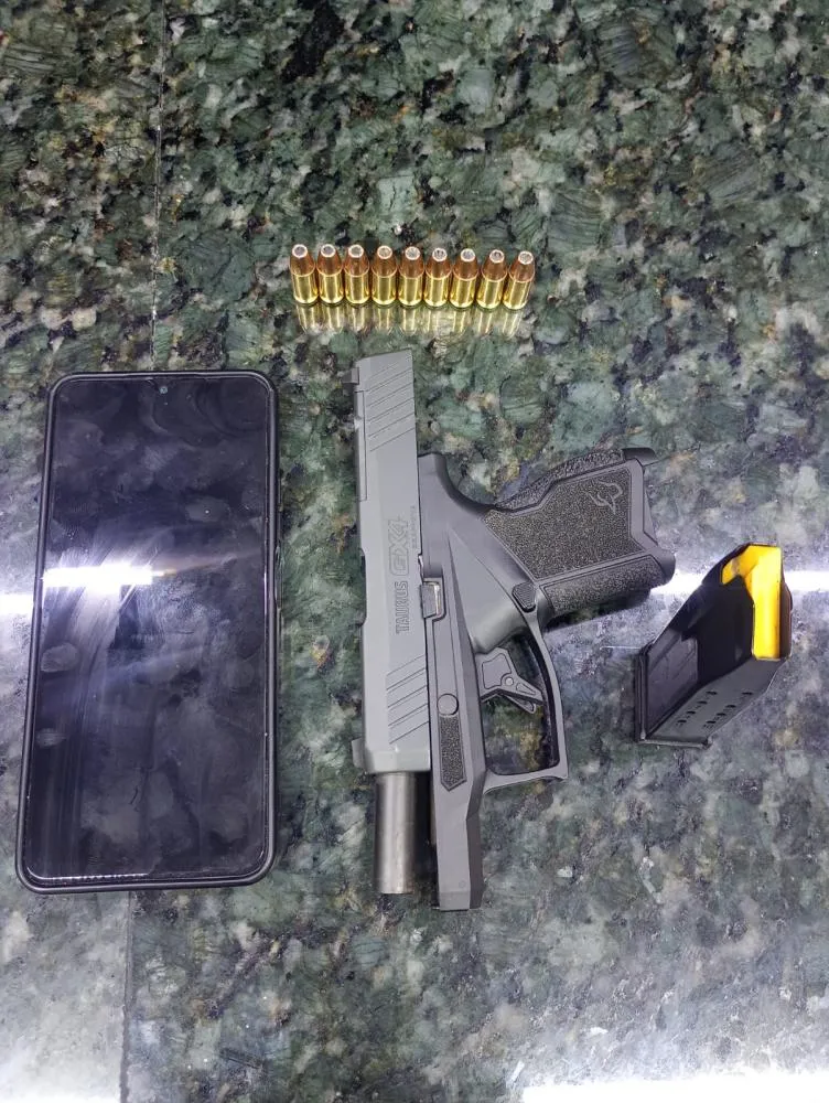 Homem é preso por porte ilegal de arma de fogo em posto de combustíveis na zona Norte da capital