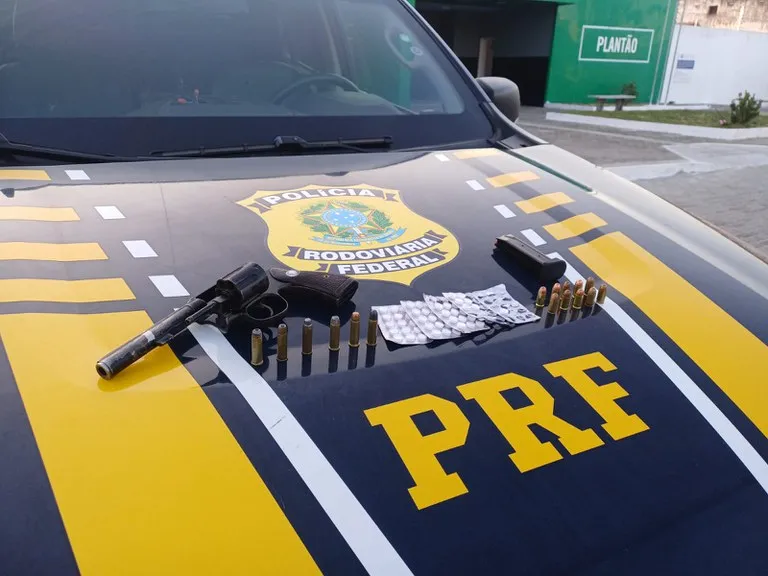 PRF apreende arma de fogo e anfetaminas durante fiscalização em Parnaíba