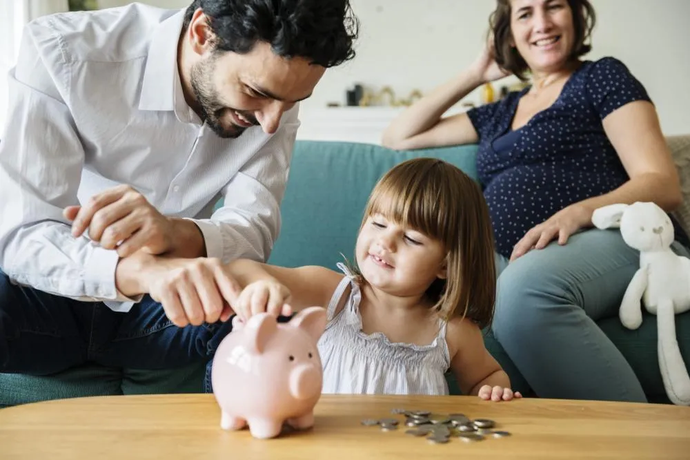 Mais da metade dos pais falam sobre finanças com os filhos antes dos 8 anos, revela pesquisa da Serasa