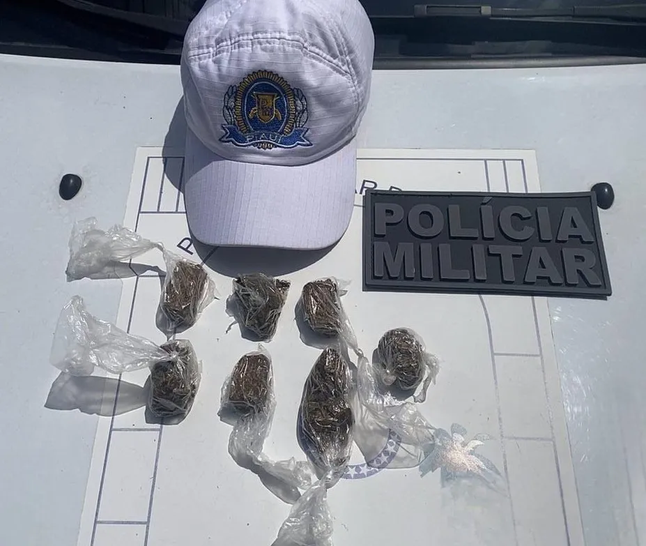 Homem é preso suspeito de tráfico de drogas durante blitz no bairro Saci