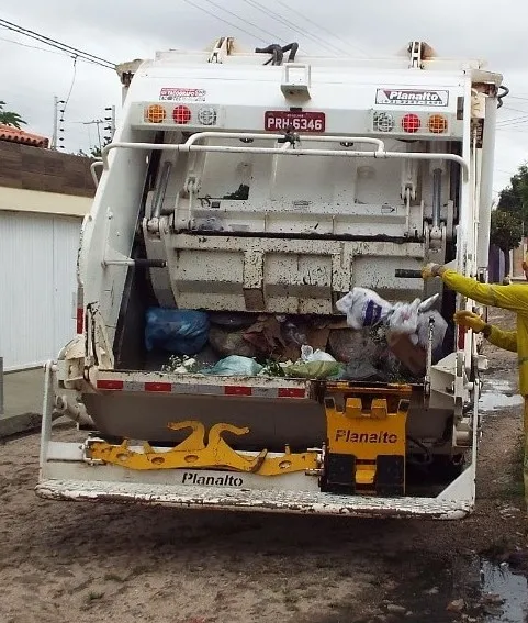 Trabalhadores da limpeza entram em greve e suspendem coleta nas zonas Sul e Sudeste de Teresina