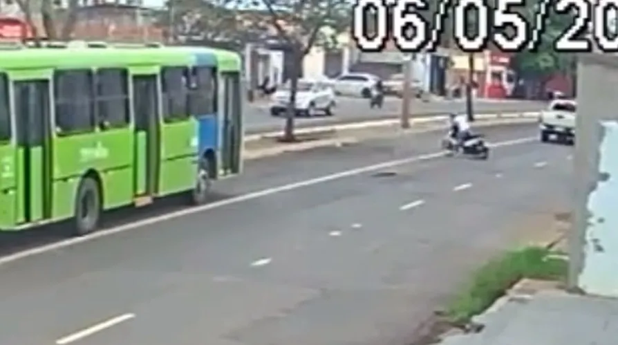 Motociclista cai após passar por buraco e quase é atropelada por ônibus em Teresina