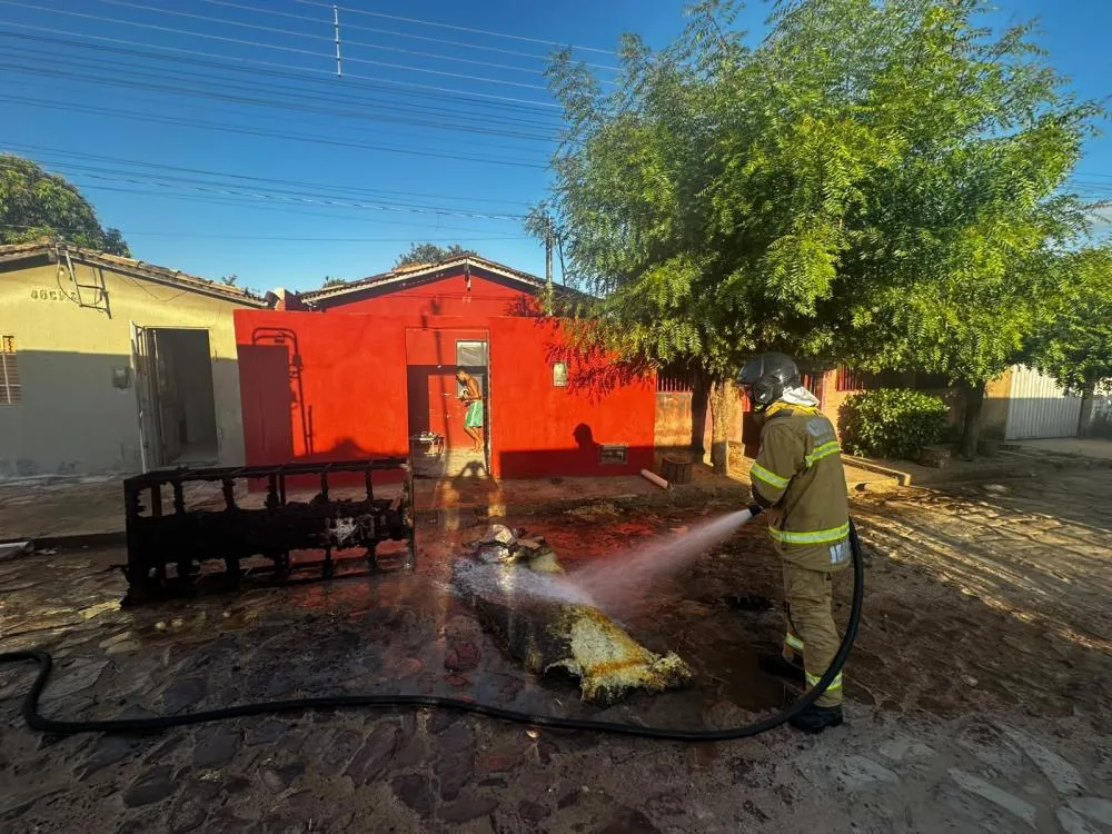 Corpo de Bombeiros combate incêndio em residência no município de Piripiri