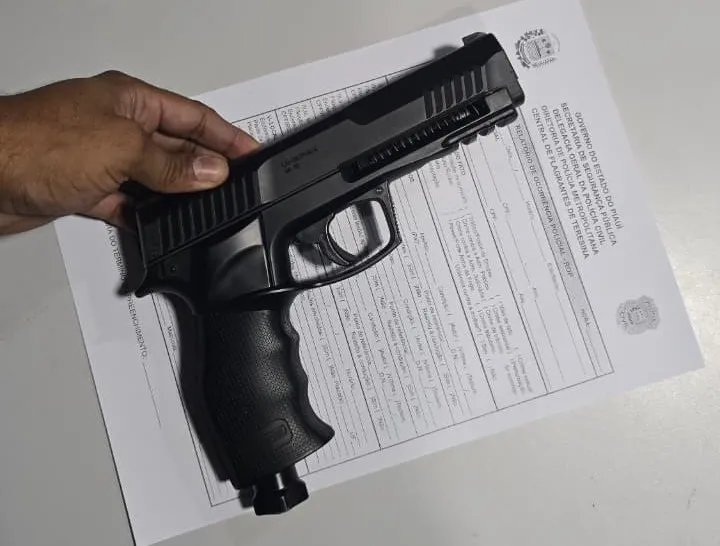 Homem suspeito de usar arma de pressão para ameaçar pessoas é conduzido pela PM em Teresina