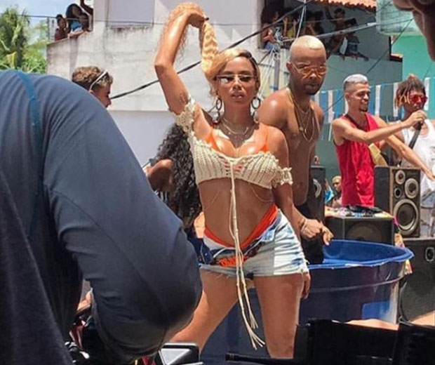 Anitta fica loira e tampa só parte do peito para gravar novo clipe