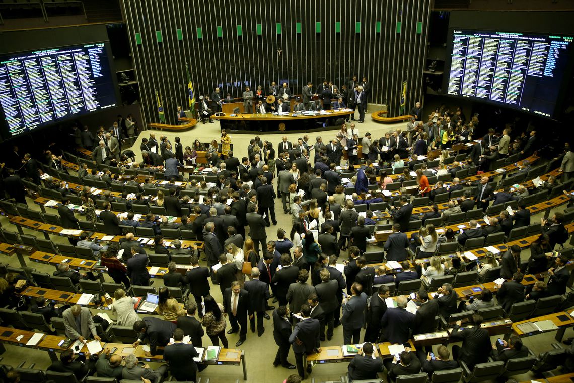 Câmara conclui votação de projeto sobre partidos políticos