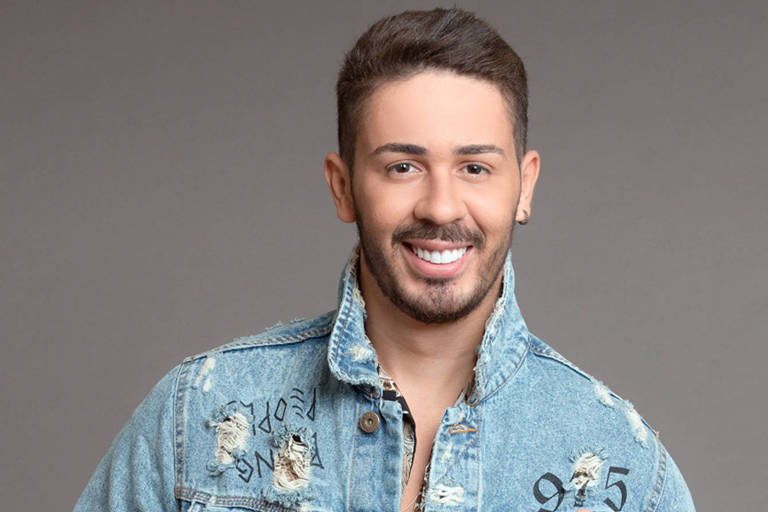 Humorista Carlinhos Maia ganha terno com 39 mil nomes de seguidores