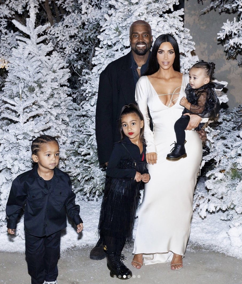 Kim Kardashian e Kanye West finalmente revelam o nome do quarto filho 