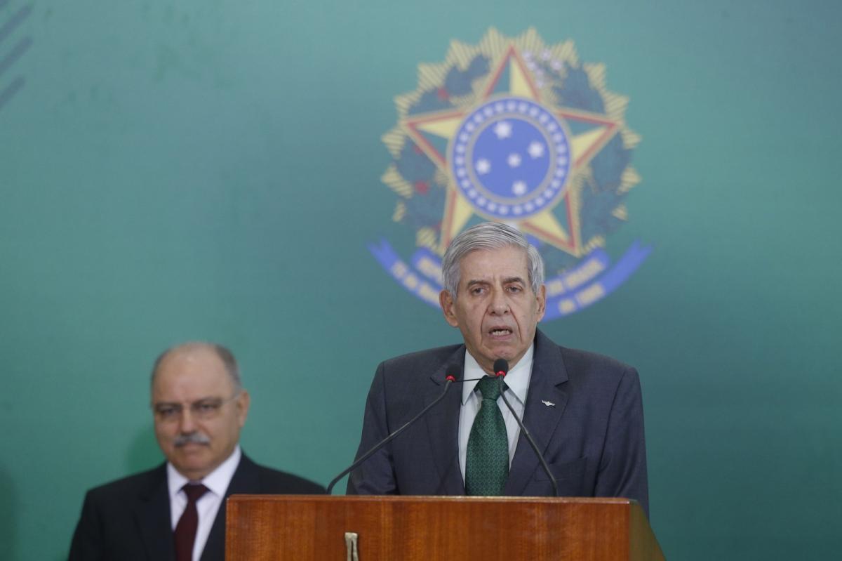 Posse de arma é 'direito do cidadão' assim como ter geladeira ou TV, diz Heleno