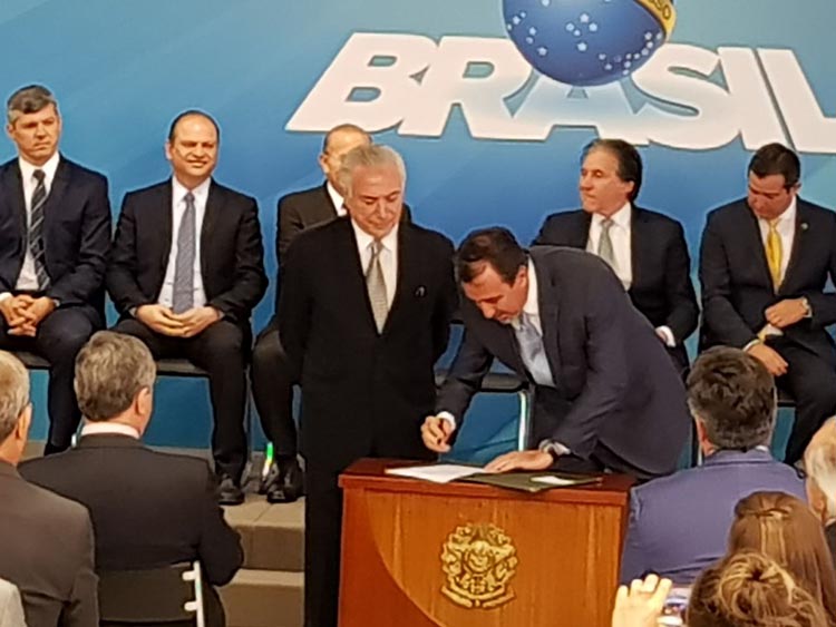 Em cerimônia no Planalto, Temer dá posse a novos ministros e presidente da Caixa