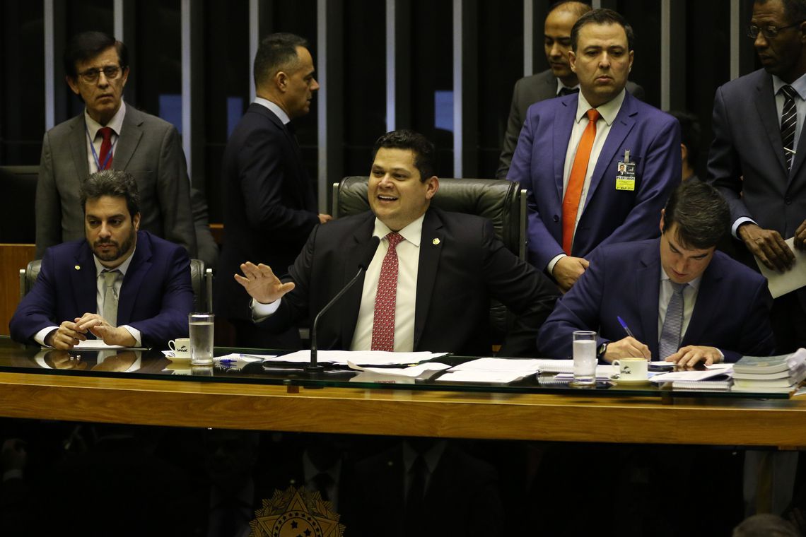 Congresso mantém 15 vetos presidenciais e derruba três