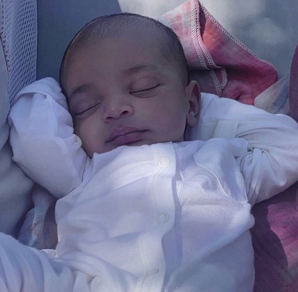 Kim Kardashian mostra pela primeira vez rosto de Psalm, seu filho mais novo