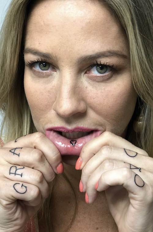 Luana Piovani radicaliza no visual e faz tatuagens nas mãos e até dentro da boca