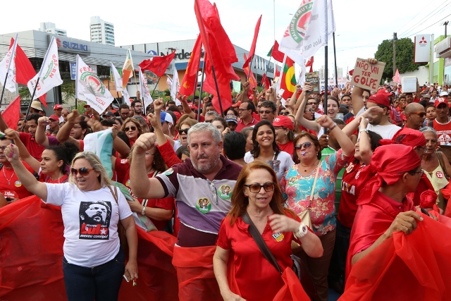 PT critica decisão do STF, e grupo propõe 'barreira humana' contra prisão