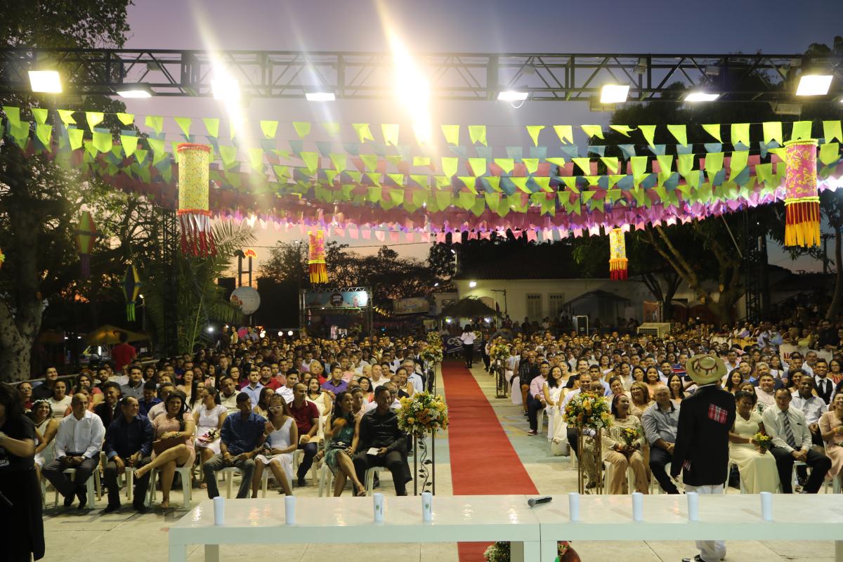 Casamento coletivo celebra a união de mais de 250 casais