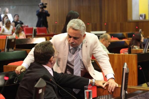 Deputados denunciam gasto de um milhão em dois meses de viagens do governador 