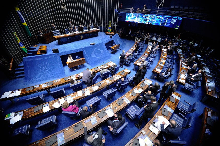 Promulgada emenda que permite acúmulo de cargo por militares
