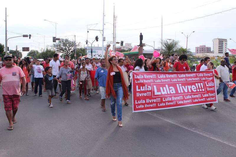 Grupos realizam passeata em apoio a Lula em todo o Piauí