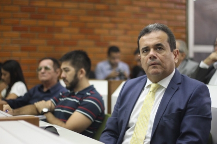Policiais acusados de violência contra mulher podem ficar sem armamento