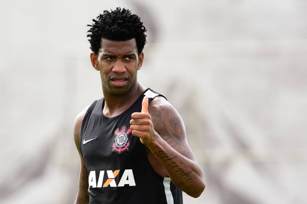 Zagueiro Gil do Corinthians afirma ter sofrido racismo durante jogo no Uruguai