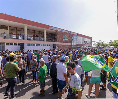 Jair Bolsonaro é recepcionado por apoiadores em Parnaíba