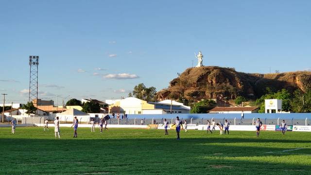 Oeirense leva a melhor e vence o Comercial por 4x2