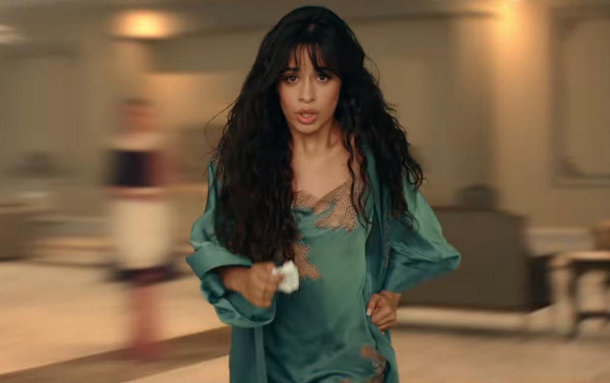 Camila Cabello lança novo videoclipe e internautas comentam suas partes favoritas 