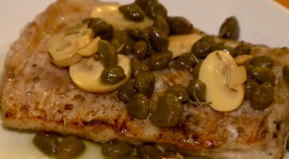 Aprenda a preparar uma pescada amarela na brasa, ao molho de alcaparras e legumes salteados