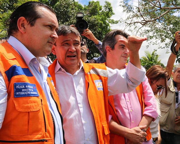 Ministro da Integração Nacional visita desabrigados em José de Freitas e Campo Maior