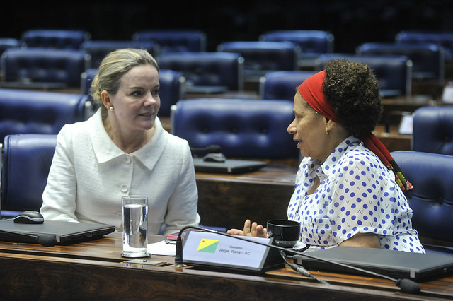 Regina Sousa usa tribuna do plenário do Senado para defender colegas petistas