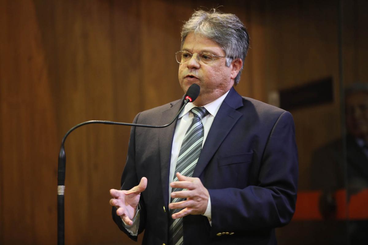 Deputado Gustavo Neiva recebe alta após ser curado da Covid-19