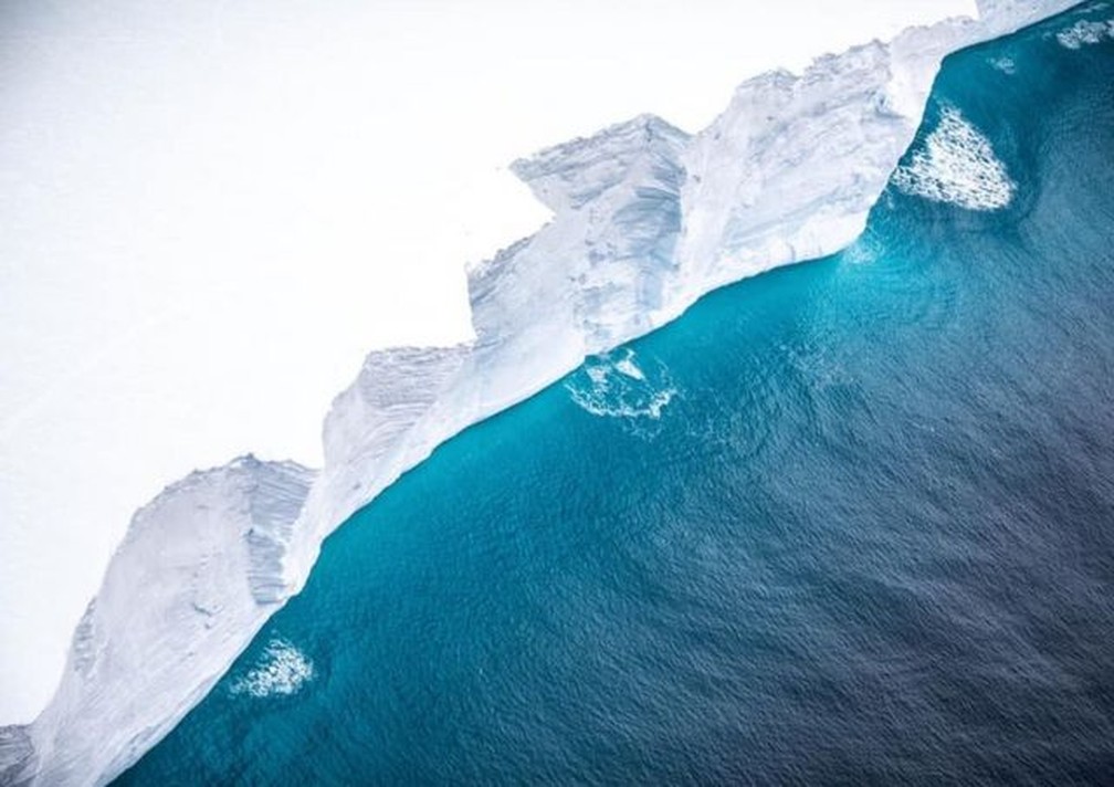 Maior iceberg do mundo é registrado em voo militar; veja fotos