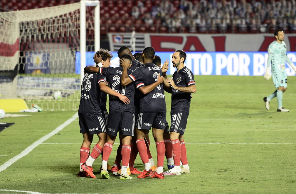 São Paulo vence mais uma e é líder isolado do brasileirão
